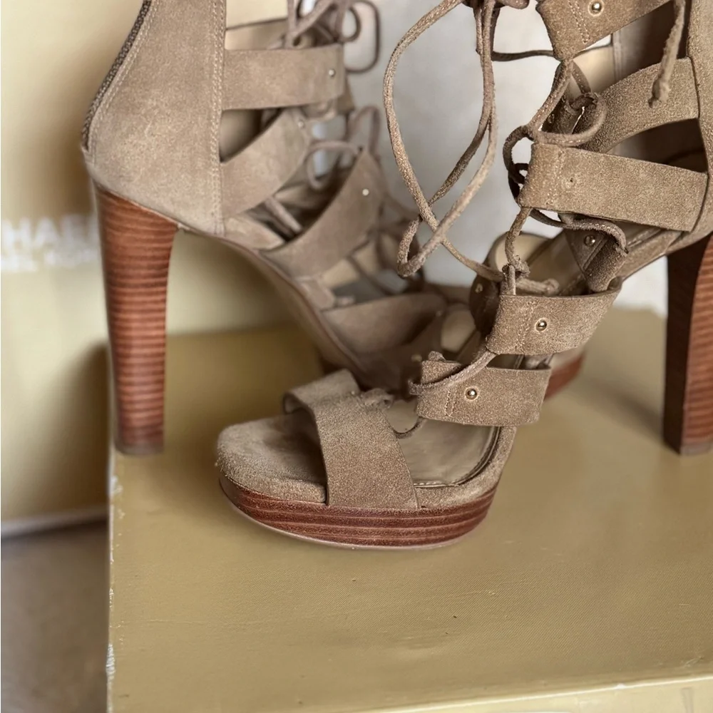 Michael Kors Sofía Platform suede-desert color- size 7 1/2